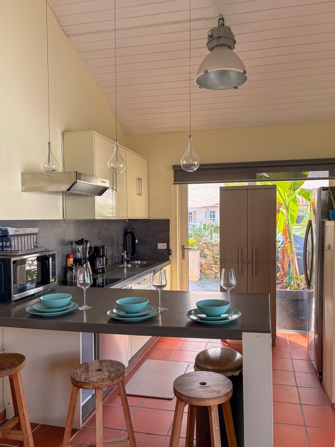 Breakfast bar with stools and pendant light